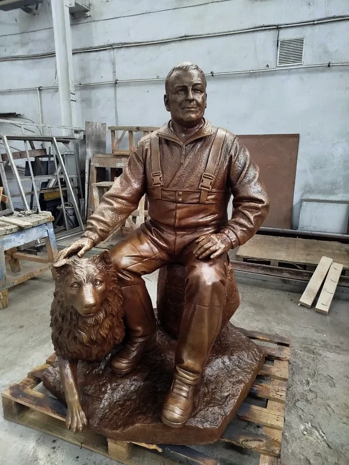 Жанровая скульптура в цехе завода