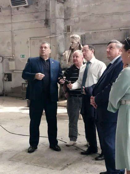 Государственная приёмка памятника в цехе завода
